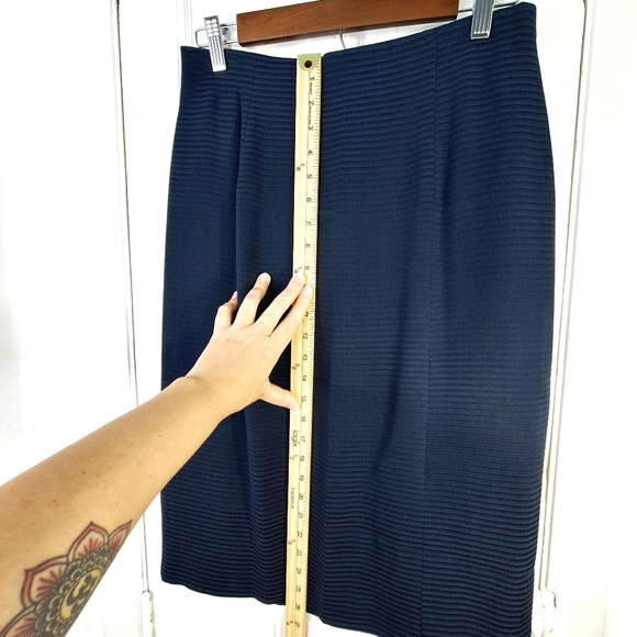 Worth 100% Silk Navy Blue Ribbed Midi Pencil Skirt Sz 10 - Picture 9 of 11